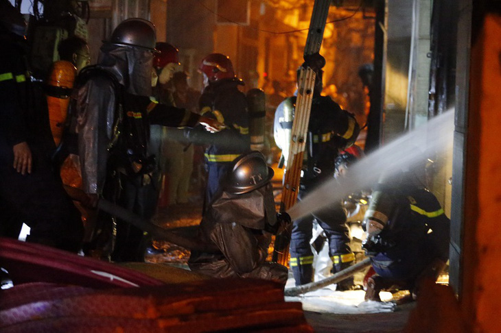 Lực lượng chữa cháy thực hiện công tác cứu hộ tại hiện trường vụ cháy chung cư mini - Ảnh: Công an Hà Nội