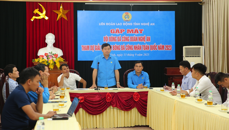 Ông Kha Văn Tám - chủ tịch Liên đoàn Lao động tỉnh Nghệ An - đánh giá giải bóng đá dành cho công nhân toàn quốc được tổ chức lần đầu có quy mô lớn - Ảnh: DOÃN HÒA