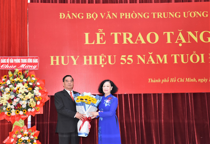 Huy hiệu 55 năm tuổi Đảng trao tặng hôm nay thể hiện sự ghi nhận, khẳng định, đánh giá cao của Đảng về quá trình cống hiến, đóng góp của Đại tướng Lê Hồng Anh - Ảnh: S.H.