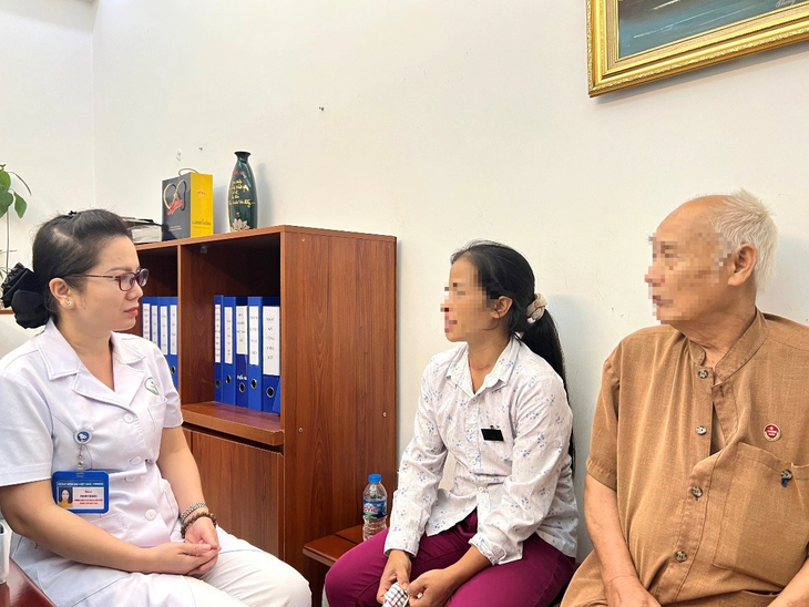 ThS Phạm Thị Đào, trưởng Đơn vị tư vấn và điều phối ghép tạng Bệnh viện Hữu nghị Việt Đức, lắng nghe những tâm tư của chị H. và gia đình - Ảnh: BVCC