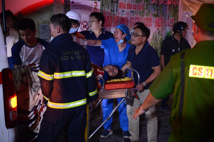 Police and medical staff along with people tried to take the victims to the emergency room - Photo: DINH DUNG