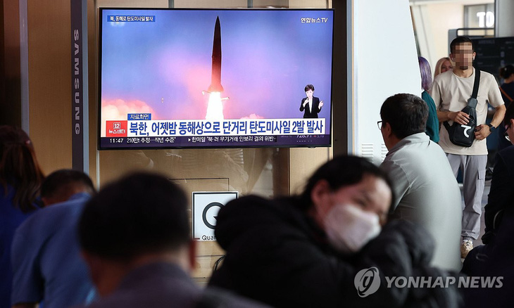 Truyền thông Hàn Quốc tường thuật về một vụ phóng tên lửa của Triều Tiên hồi cuối tháng 8 - Ảnh: YONHAP