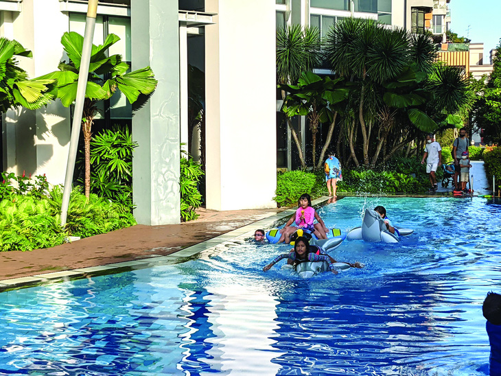 Hồ bơi trong chung cư ở Singapore. Ảnh: Tri Anh