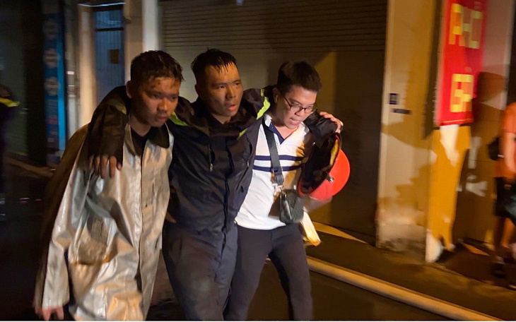 Cảnh sát dầm mưa, kiệt sức khi nỗ lực cứu người trong vụ cháy chung cư mini ở Hà Nội