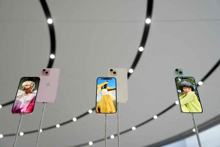 Dòng iPhone mới nhất của Apple, iPhone 15 và iPhone 15 Plus, trưng bày tại trụ sở công ty ở Cupertino, bang California, Mỹ, ngày 12-9 - Ảnh: REUTERS