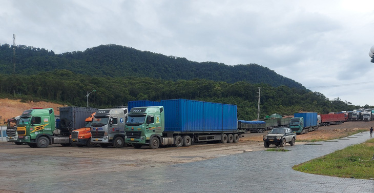 Đầu tháng 9, tuy là mùa mưa phía Lào, việc khai thác than bị hạn chế nhưng mỗi ngày vẫn có hơn trăm xe đầu kéo thông quan qua cửa khẩu La Lay - Ảnh: Q.NAM