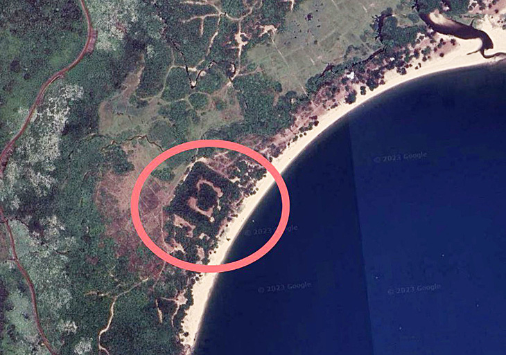 Từ ảnh vệ tinh có thể nhìn thấy được quy mô kiến trúc tường hào ở trạm Nam Chơn - Ảnh: TRƯỜNG TRUNG chụp lại