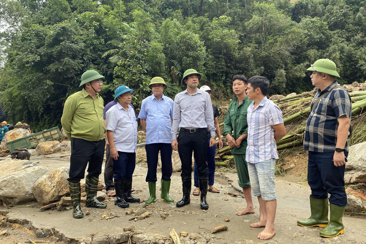 Chủ tịch UBND tỉnh Lào Cai (thứ 4 từ trái qua) chỉ đạo khắc phục hậu quả lũ quét ở xã Liên Minh - Ảnh: Cổng TTĐT tỉnh Lào Cai