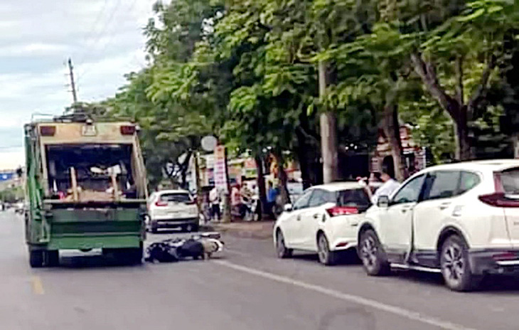 Hiện trường vụ tai nạn do tài xế ô tô mở cửa bất ngờ khiến thai phụ ngã ra đường thiệt mạng tại Nghệ An ngày 11-9 - Ảnh: N.THẮNG
