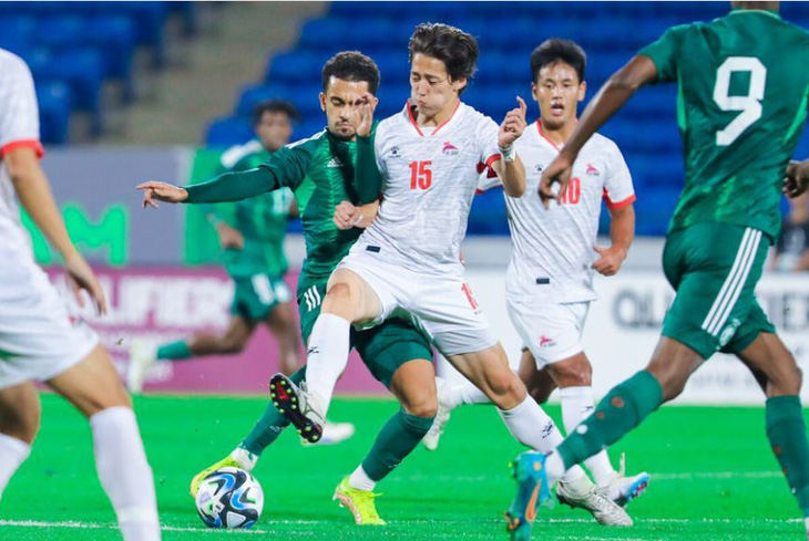 Một pha tranh bóng của cầu thủ U23 Mông Cổ (áo trắng) với cầu thủ U23 Saudi Arabia - Ảnh: AFC
