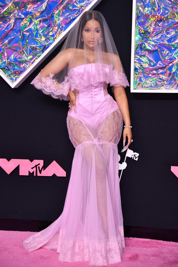 Nicki Minaj hóa cô dâu với sắc hồng lãng mạn