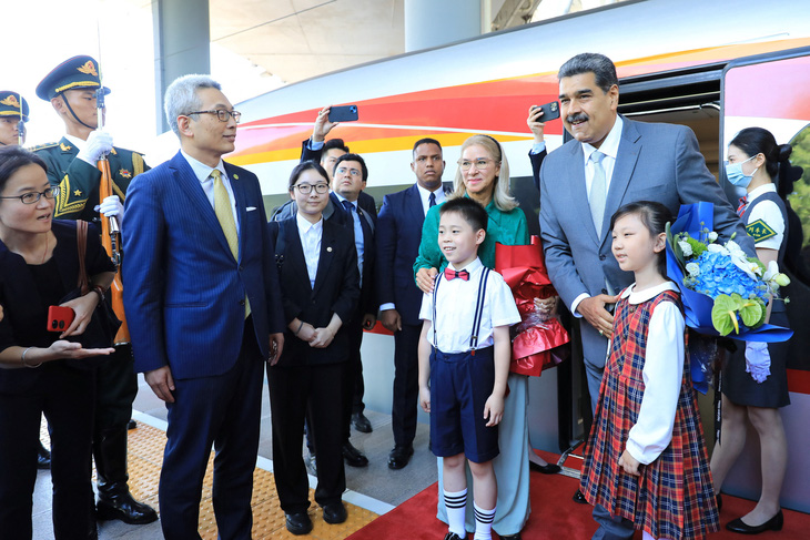Tổng thống Venezuela Nicolas Maduro và phu nhân Cilia Flores được chào đón sau khi tới Bắc Kinh, Trung Quốc, ngày 12-9 - Ảnh: REUTERS