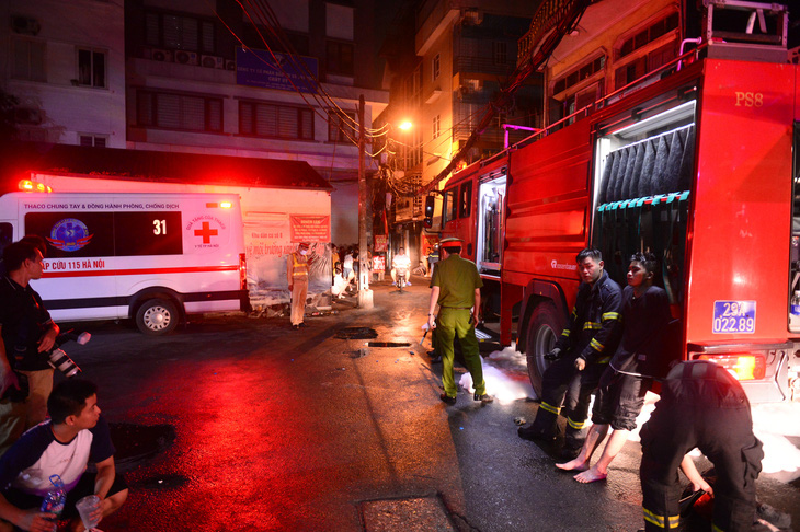 Police encountered rain and became exhausted while trying to rescue people from a mini apartment fire - Photo 2. Dozens of fire engines and hundreds of soldiers were sent to the scene to extinguish the fire - Photo: DINH DUNG