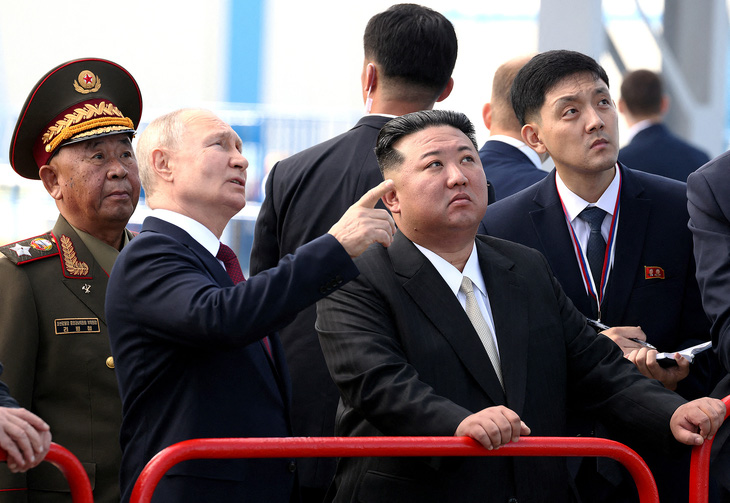 Tổng thống Nga Vladimir Putin và nhà lãnh đạo Triều Tiên Kim Jong Un thăm sân bay vũ trụ Vostochny ởvùng Viễn Đông của Nga vào ngày 13-9 - Ảnh: SPUTNIK/REUTERS