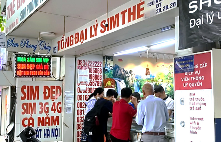 Đại lý SIM thẻ trên đường Kim Mã (Hà Nội) vẫn tất bật đón khách mua SIM (ảnh chụp trưa 12-9) - Ảnh: NGUYÊN BẢO