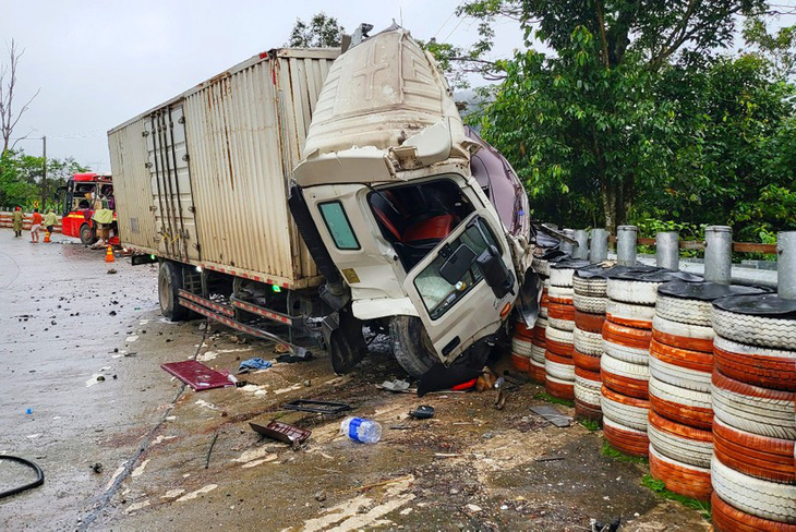 Chiếc xe tải bị hư hỏng nặng phần đầu - Ảnh: Công an cung cấp