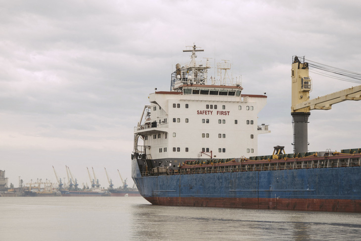 Tàu chở hàng Algrace của Panama neo đậu trên sông Danube, gần cảng Izmail. Cơ sở hạ tầng cảng trên sông Danube rất quan trọng đối với xuất khẩu ngũ cốc của Ukraine - Ảnh: AFP