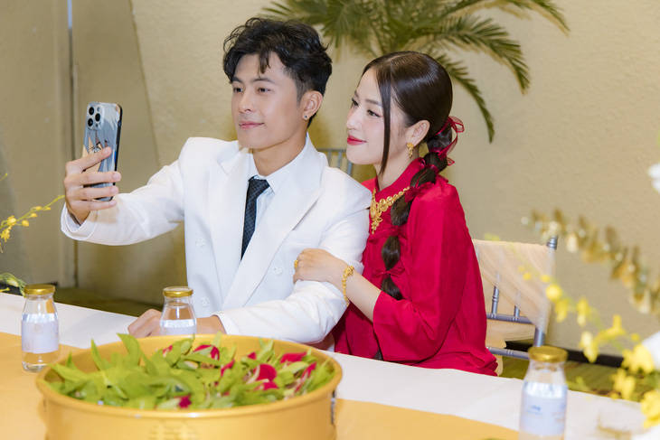 Puka và Gin Tuấn Kiệt 'dính nhau như sam' trong sự kiện. Nữ diễn viên nổi bật trong bộ áo dài đỏ truyền thống và bộ trang sức cưới bằng vàng 24k trong BST Trầu cau của PNJ năm nay