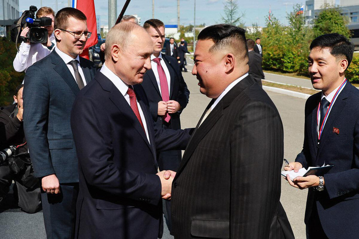 Tổng thống Nga Putin bắt tay nhà lãnh đạo Triều Tiên Kim Jong Un sáng ngày 13-9 - Ảnh: AFP