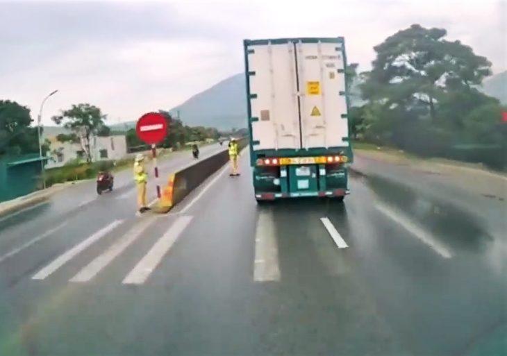 Hình ảnh camera từ chiếc xe tải chạy phía sau ghi lại trước khi va vào đuôi chiếc container chạy phía trước - Ảnh: Cắt từ clip
