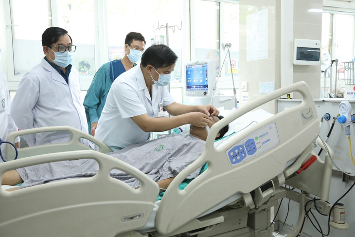 Các bác sĩ khao Hồi sức tích cực cấp cứu cho các bệnh nhân nặng trong vụ hỏa hoạn điều trị tại Trung tâm Cấp Cứu A9  bệnh viện Bạch Mai - Ảnh: TTXVN