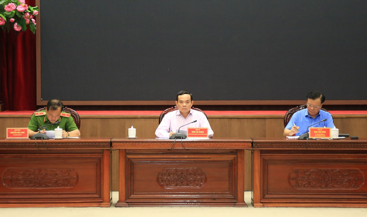 Bí thư Thành ủy Đinh Tiến Dũng và Phó Thủ tướng Trần Lưu Quang chủ trì buổi làm việc về vụ cháy chung cư tại quận Thanh Xuân (Hà Nội) - Ảnh: TTXVN
