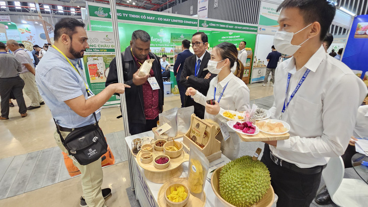 Tại triển lãm, nhiều khách hàng quốc tế quan tâm đến nông sản Việt Nam - Ảnh: N.TRÍ