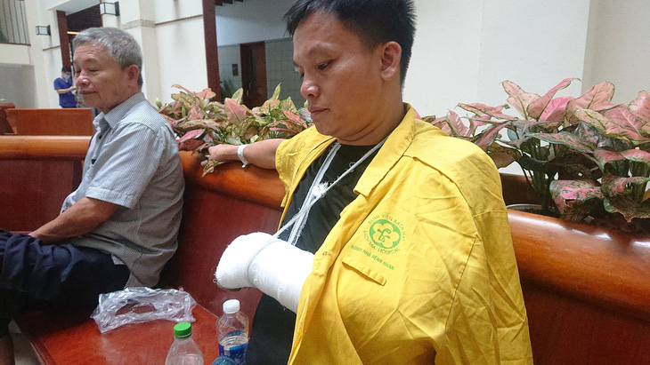 Anh Thắng bị gãy tay, đang điều trị tại Bệnh viện Bạch Mai - Ảnh: D.LIỄU