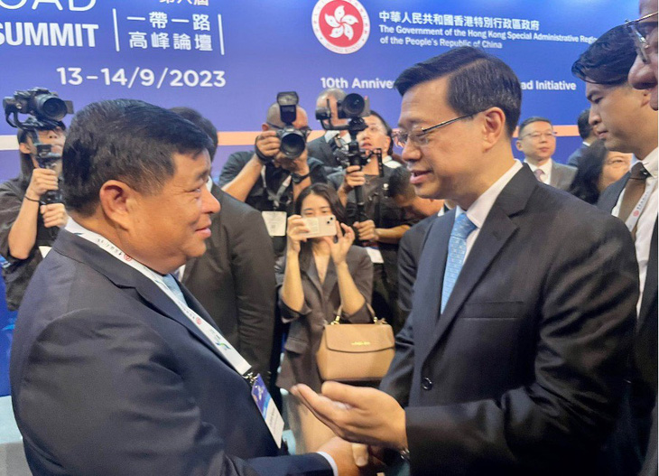 Bộ trưởng Nguyễn Chí Dũng (trái) trao đổi với Trưởng đặc khu hành chính Hong Kong Lý Gia Siêu - Ảnh: MPI
