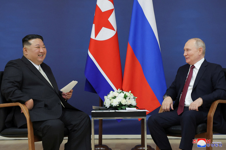 Sau chuyến tham quan, Tổng thống Putin và ông Kim hội đàm trong vài giờ cùng các bộ trưởng hai bên. Hai nhà lãnh đạo thảo luận về các vấn đề thế giới và các lĩnh vực hợp tác song phương, sau đó dùng bữa trưa với món bánh bao &quot;pelmeni&quot; nhồi cua Kamchatka truyền thống của Nga, cá tầm, nấm và khoai tây - Ảnh: REUTERS/KCNA