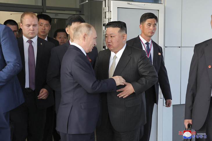 Ông Kim và Tổng thống Putin thân mật trò chuyện trong buổi tham quan sân bay vũ trụ Vostochny - Ảnh: KCNA