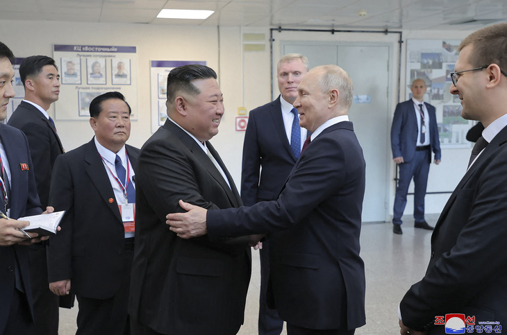 Nhà lãnh đạo Triều Tiên Kim Jong Un (trái) bắt tay Tổng thống Nga Vladimir Putin trong chuyến tham quan sân bay vũ trụ Vostochny ngày 13-9 - Ảnh: KCNA