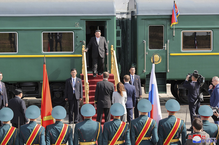 Khoảnh khắc ông Kim Jong Un bước ra khỏi tàu tại vùng Amur hôm 13-9 - Ảnh: KCNA