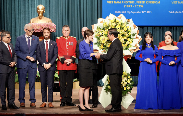 Chủ tịch UBND TP.HCM Phan Văn Mãi bắt tay Tổng lãnh sự Anh tại TP.HCM Emily Hamblin trong buổi lễ kỷ niệm 50 năm quan hệ ngoại giao Việt - Anh - Ảnh: HỮU HẠNH