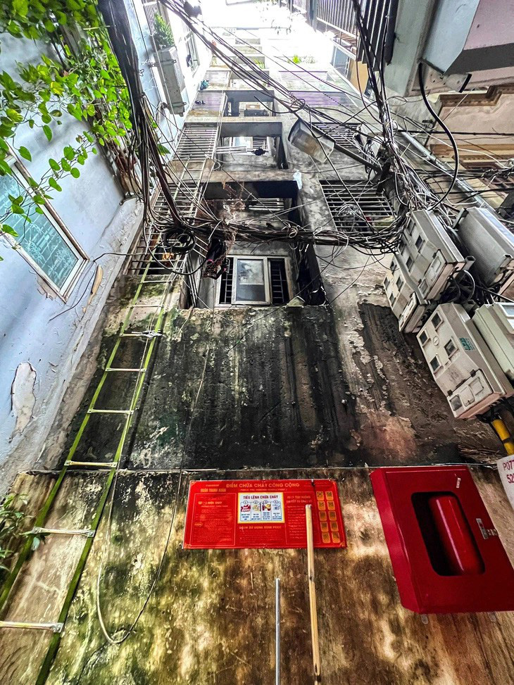 Nhờ trang bị thang dây, các thành viên trong một căn hộ đã thoát khỏi đám cháy tại chung cư mini cao 9 tầng, ở ngõ 29 phố Khương Hạ, phường Khương Đình, quận Thanh Xuân, Hà Nội - Ảnh: HỒNG QUANG