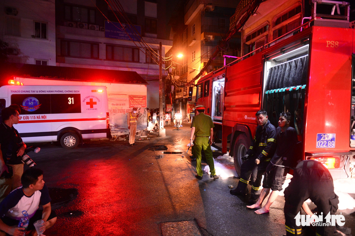 Xe cứu hỏa và chiến sĩ chữa cháy được điều đến hiện trường vụ cháy chung cư mini ở Khương Hạ - Ảnh: DANH TRỌNG