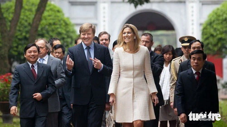 Nhà vua Willem-Alexander (khi đó là thái tử) và Vương hậu Maxima (khi đó là công nương) thăm Văn Miếu Quốc Tử Giám ở Hà Nội vào tháng 3-2011 - Ảnh: NGUYỄN KHÁNH