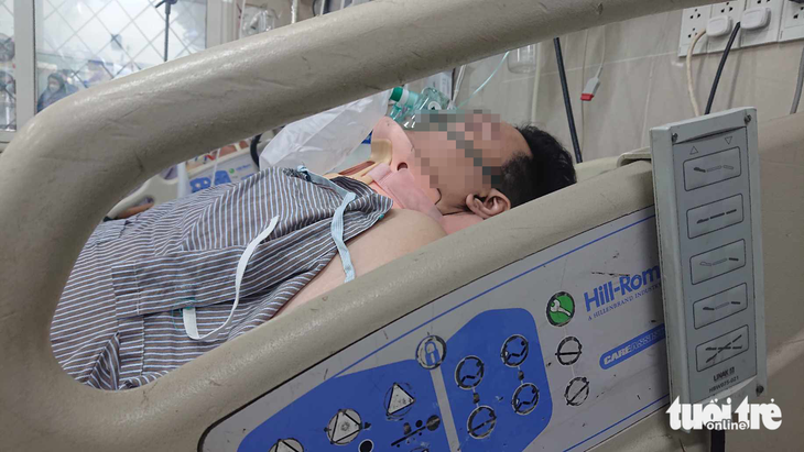 Một nạn nhân vụ cháy chung cư mini đang được điều trị tại Bệnh viện Bạch Mai (Hà Nội) - Ảnh: DƯƠNG LIỄU