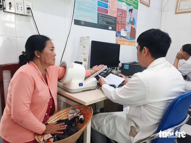 Người bệnh đo huyết áp tại trạm y tế trên địa bàn TP.HCM - Ảnh: THU HIẾN