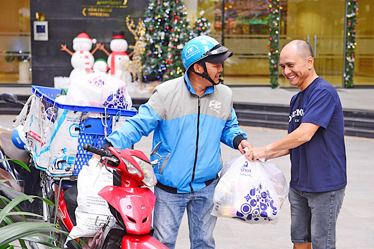 Nhân viên siêu thị giao hàng cho khách ở quận Phú Nhuận, TP.HCM - Ảnh: QUANG ĐỊNH