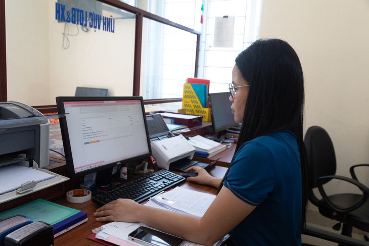 Công chức tư pháp xã Vĩnh Giang xử lý hồ sơ trực tuyến của người dân - Ảnh: Hoàng Táo