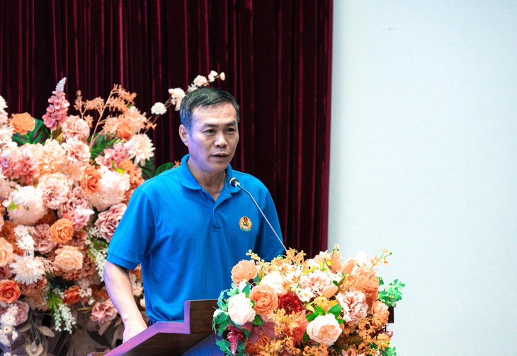 Ông Trần Vũ Hà - phó chủ tịch Công đoàn Thông tin và Truyền thông Việt Nam, trưởng đoàn bóng đá - phát biểu tại lễ xuất quân - Ảnh: BTC