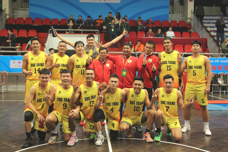 Phú Vinh (sau cùng), Kim Bản (thứ 3 từ trái sang), Minh Tâm (thứ 2 từ phải sang) và Vĩnh Quang (hàng dưới, bên trái) vô địch Đại hội Thể thao toàn quốc 2022 - Ảnh: VBA