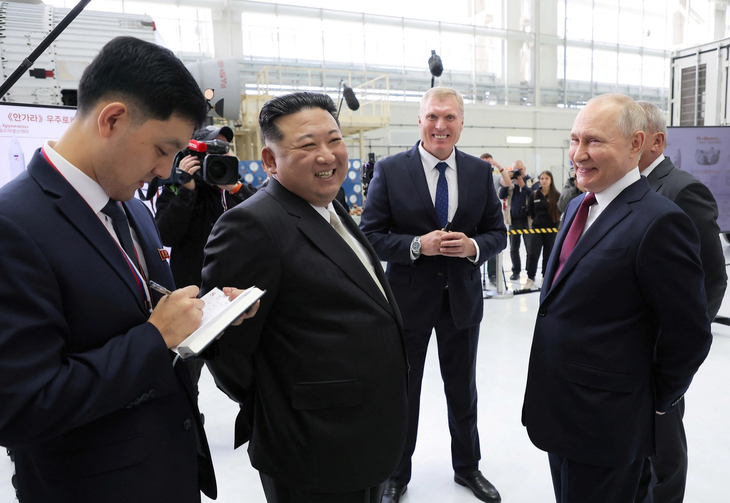 Lãnh đạo Triều Tiên Kim Jong Un gặp Tổng thống Nga Vladimir Putin tại Trung tâm vũ trụ Vostochny Cosmodrome ở vùng Viễn Đông, Nga ngày 13-9 - Ảnh: REUTERS
