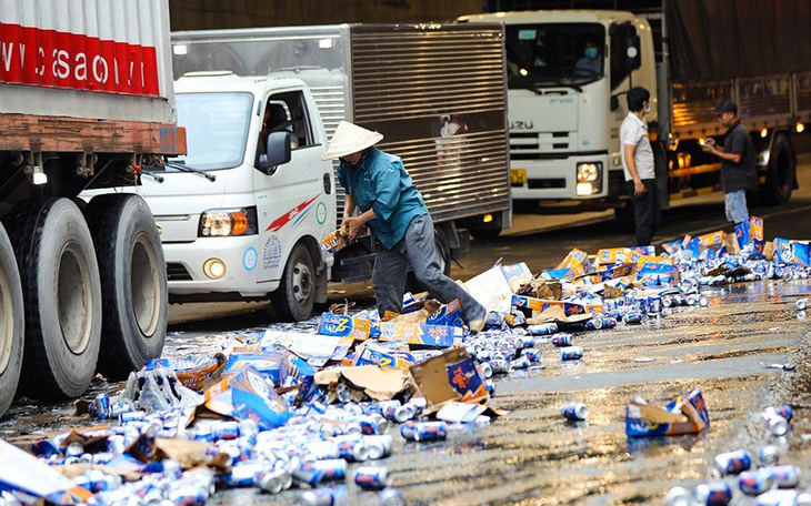 Hàng trăm thùng bia vương vãi khắp hầm chui ngã tư Vũng Tàu khiến giao thông ùn tắc - Ảnh: AN BÌNH