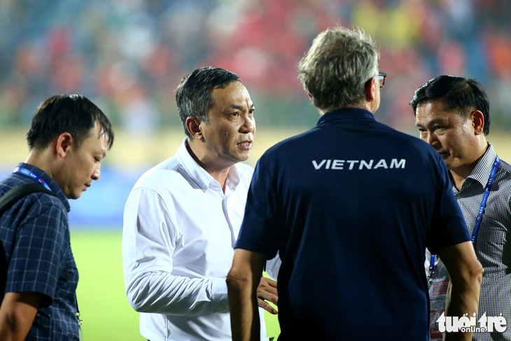 HLV Philippe Troussier nói chuyện ngắn với lãnh đạo VFF sau trận giao hữu Việt Nam - Palestine (2-0) - Ảnh: HOÀNG TÙNG