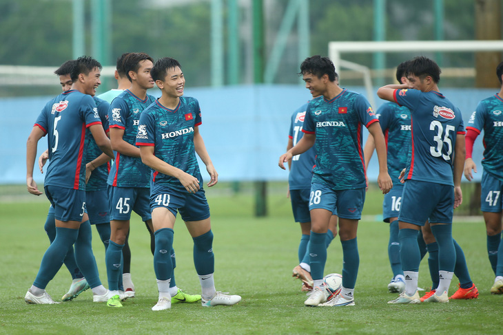 Các cầu thủ tuyển Olympic Việt Nam đang giữ tinh thần tốt trước thềm Asiad 19 - Ảnh: HOÀNG TÙNG