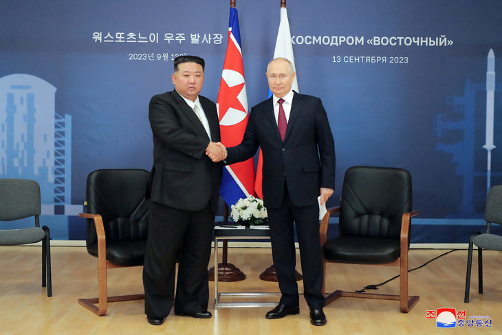 Nhà lãnh đạo Triều Tiên Kim Jong Un (trái) và Tổng thống Nga Vladimir Putin tại cuộc gặp ngày 13-9 - Ảnh: REUTERS/KCNA