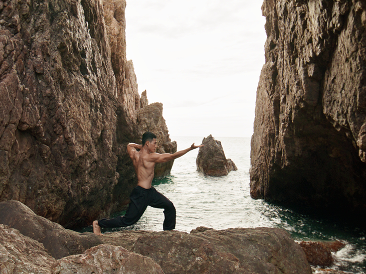 Hình ảnh Lợi Trần với cơ bắp cuồn cuộn luyện tập những thế võ trông giống như võ cổ truyền của Việt Nam tại mỏm đá ở cuối trailer khiến khán giả tò mò.