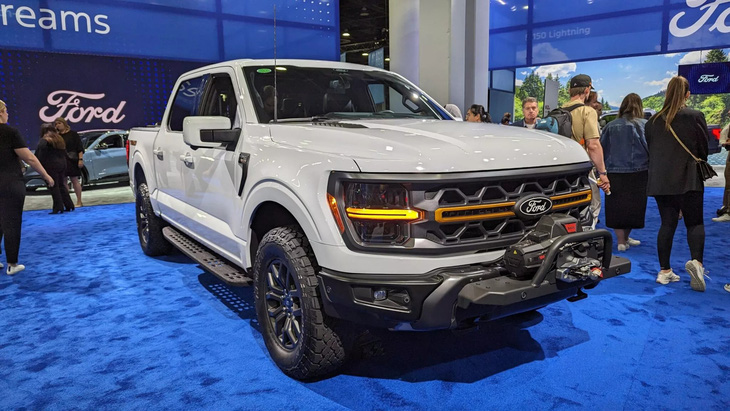 The Ford F-150 has recently been facelifted in the US with a new default engine and a more versatile tailgate, but there's also an unexplained change in the position of the car's logo - Photo: CarsScoops